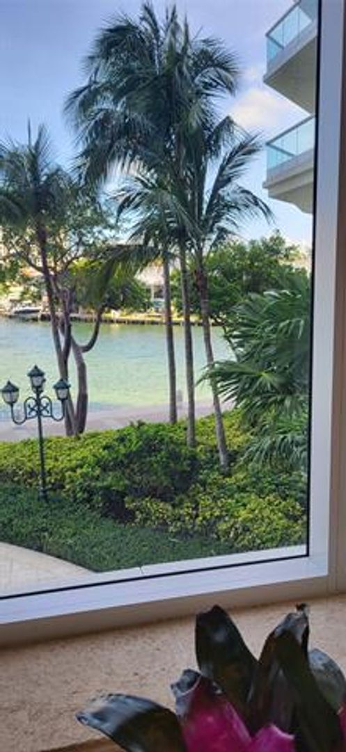 Building Photo - 2600 Island Blvd