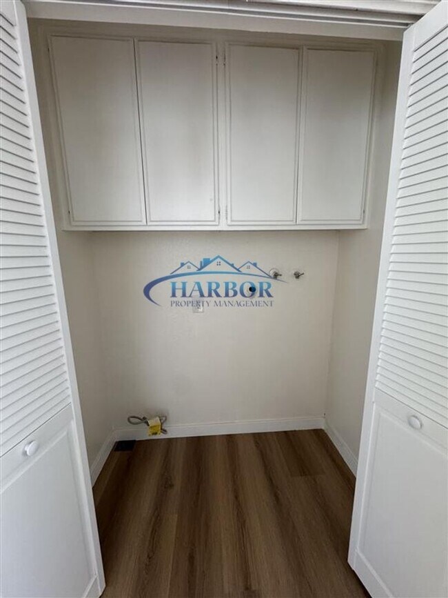 Building Photo - 961 W 1st St