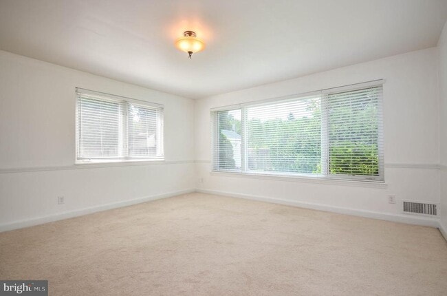 Building Photo - 3313 W Coquelin Terrace