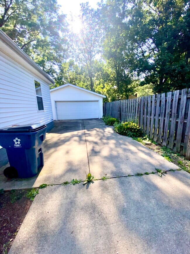 Building Photo - 6528 Rosebelle Ave