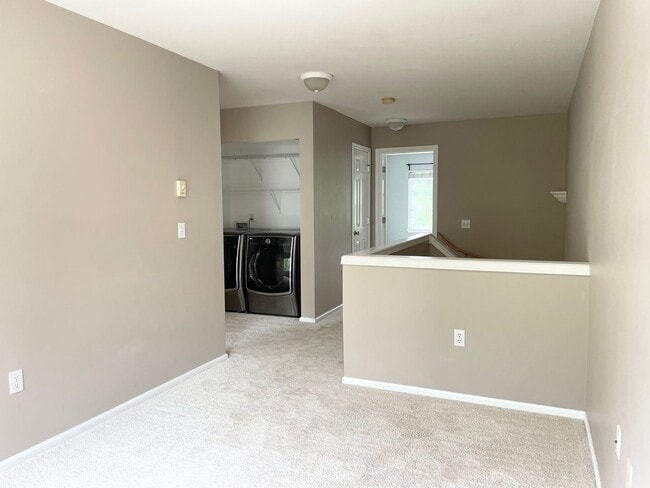 Building Photo - Spacious 2 Bed 2.5 Bath Townhome Style Con...
