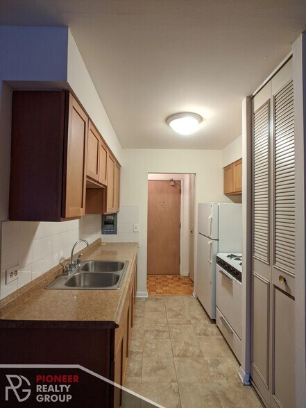 Building Photo - 510 W Briar Pl