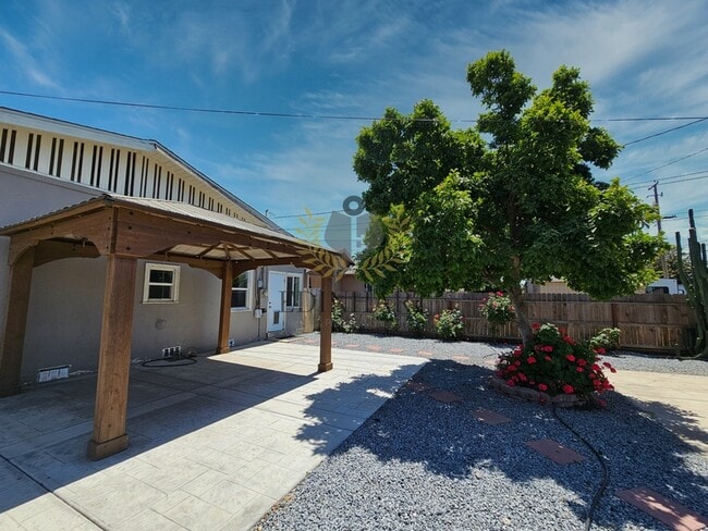 Building Photo - 915 N Harrison Ave