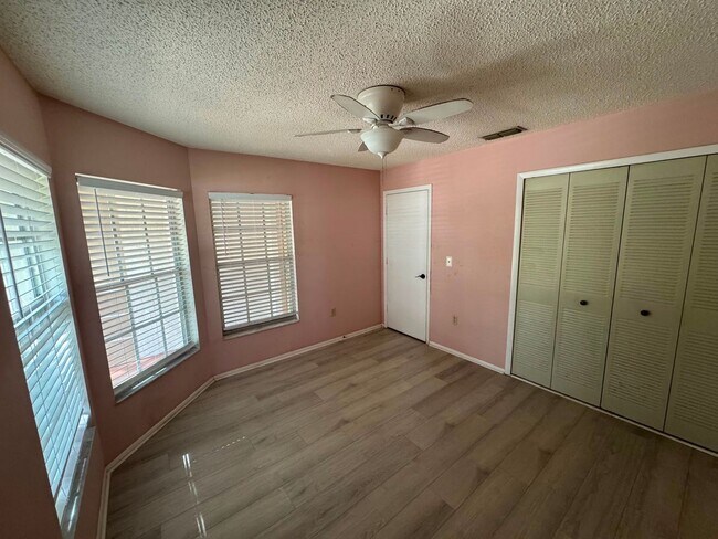 Building Photo - Spacious Lakeland 3-Bedroom Home with 2-Car Garage & Large Driveway