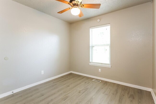 Building Photo - 1901 Gray Fox Dr