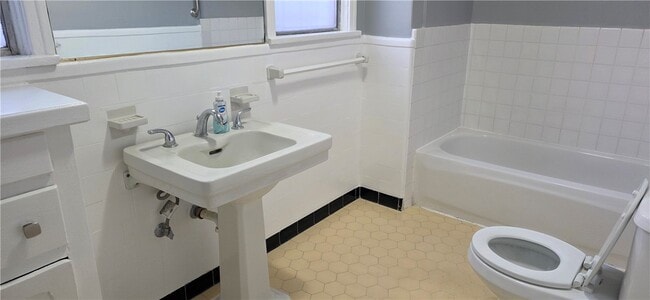 Building Photo - 3304 N Mountain View Ave