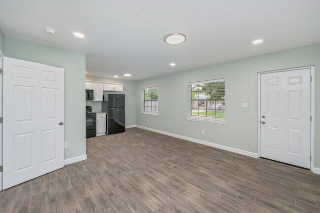 Building Photo - 718 Eglin Pkwy NE