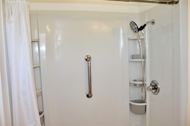 Building Photo - 218 Smith St