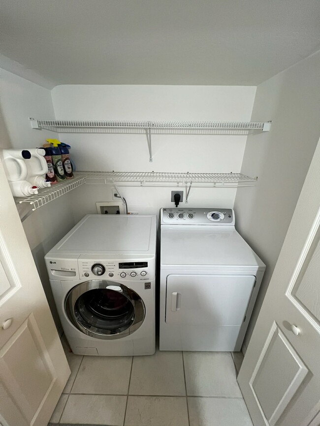 Building Photo - 7575 Meadow Lakes Dr