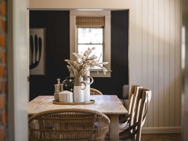 Building Photo - Gorgeous Victorian Home Ready to Rent! Hug...