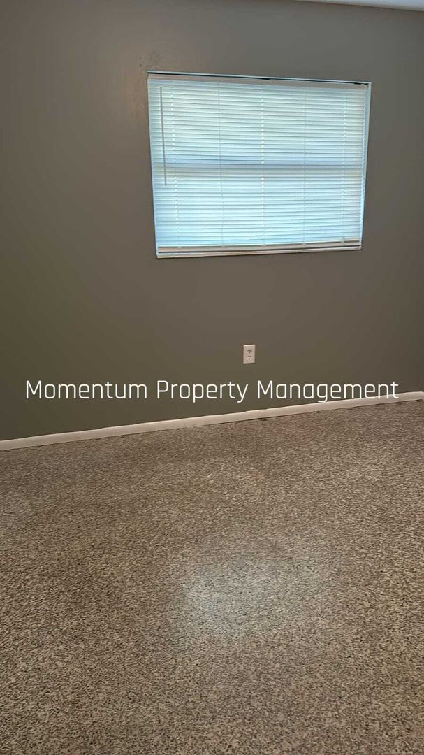 Building Photo - Beautiful & Cozy 4 bedrooms 2 bathrooms property in Sarasota! Apply for FREE This Holiday Season!