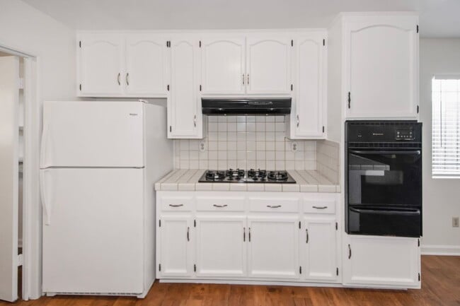 Building Photo - Available Now! Spacious 3BR, 2BA, 1,76sq.f...