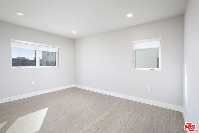 Building Photo - 837 S Harvard Blvd