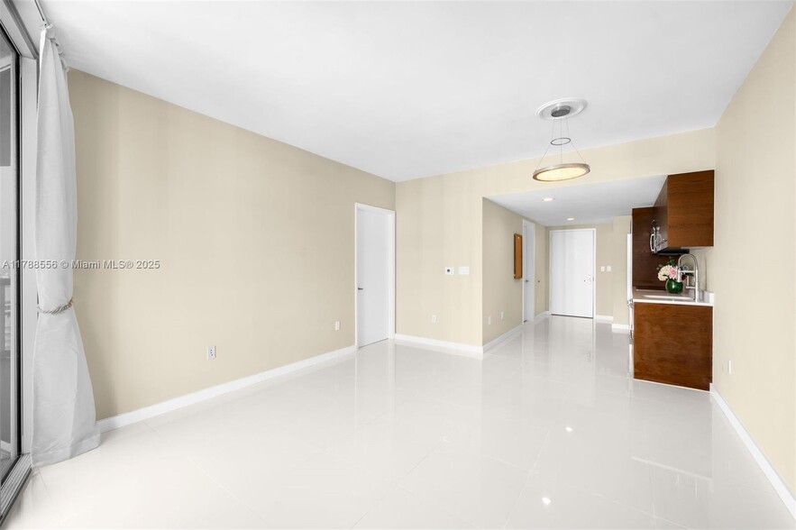 Building Photo - 495 Brickell Ave