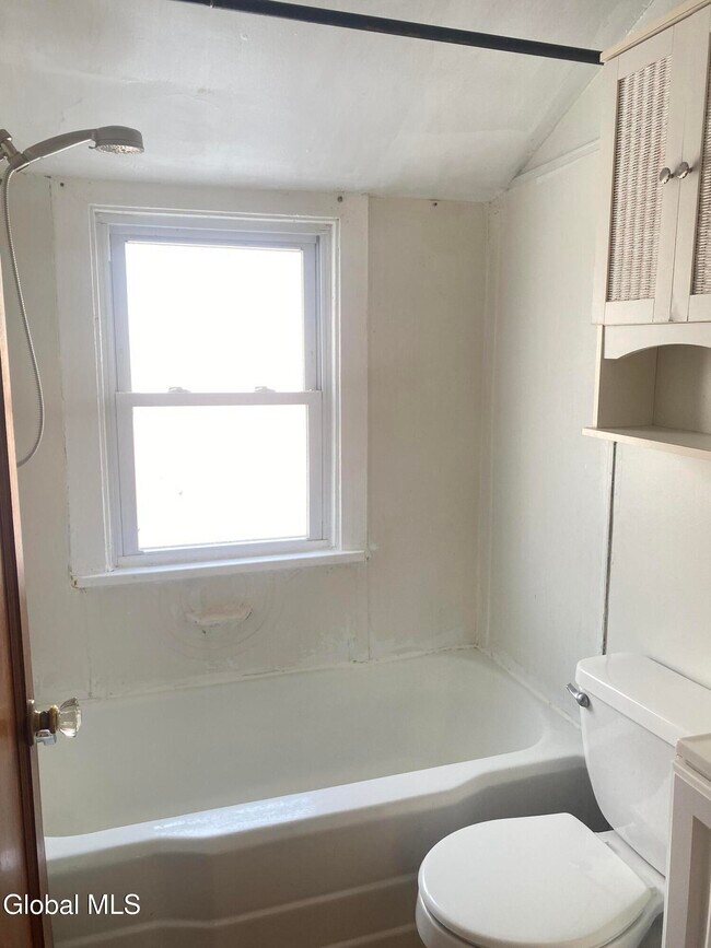 Building Photo - 18 Lily St