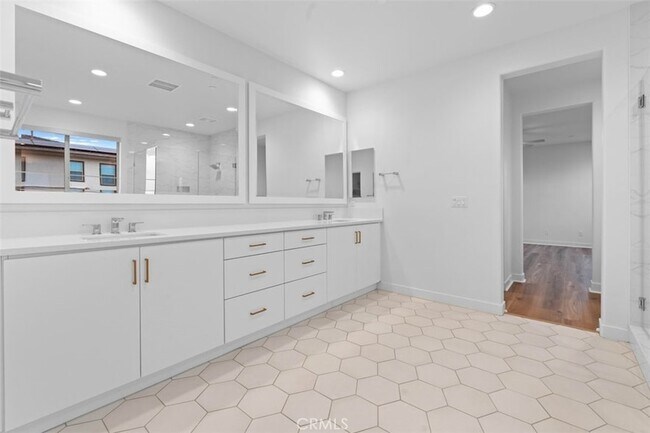 Building Photo - 35963 Bertain Dr