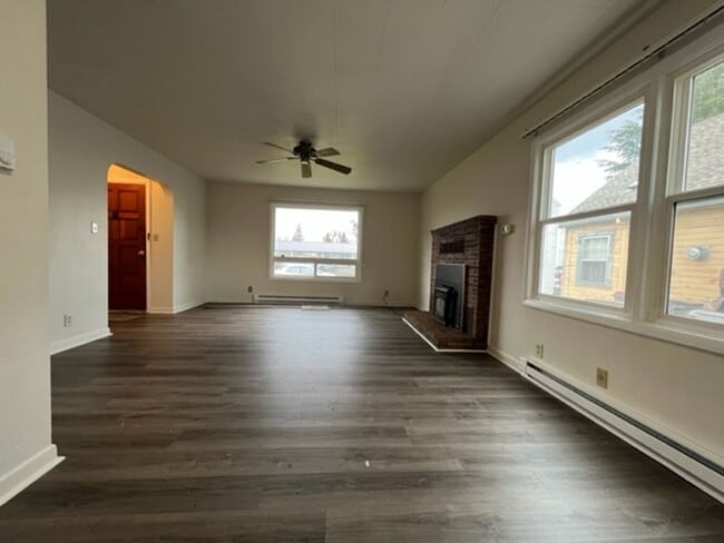 Building Photo - Charming three bedroom/one bath Medford Home | Available Now!