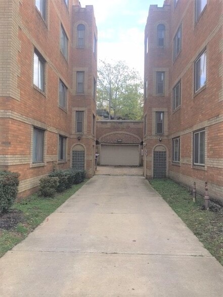 Garage parking attached - 253 Beverly Rd