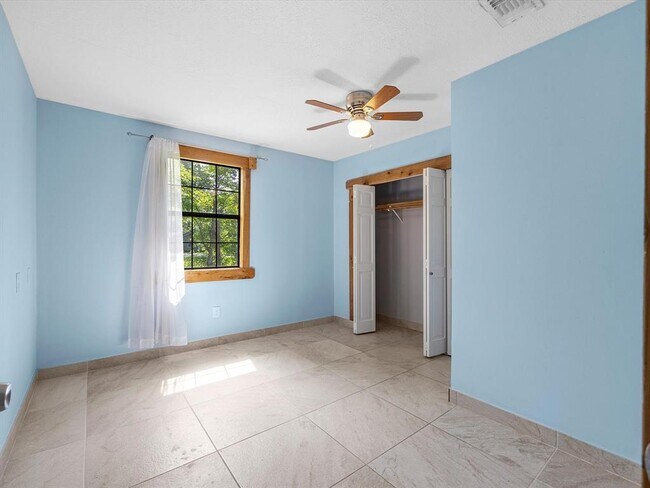 Building Photo - 12114 Creekside Dr