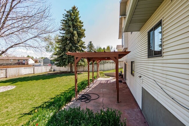 Building Photo - **Charming 3-Bed, 2.5-Bath Home in Idaho F...