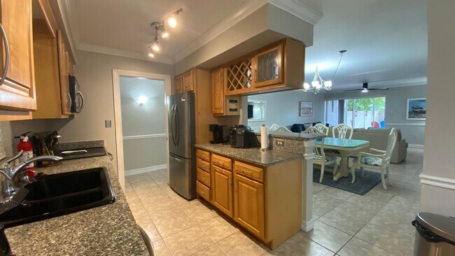 Building Photo - Charming 2/2 Seasonal Rental in Sarasota –...