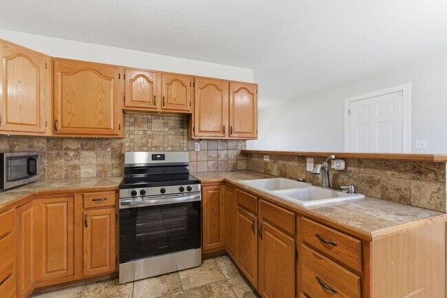 Building Photo - 1415 Holmes Dr