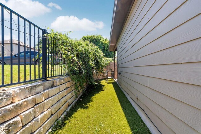 Building Photo - 9925 Milla Cir