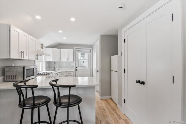 Building Photo - 19 Pine Ln