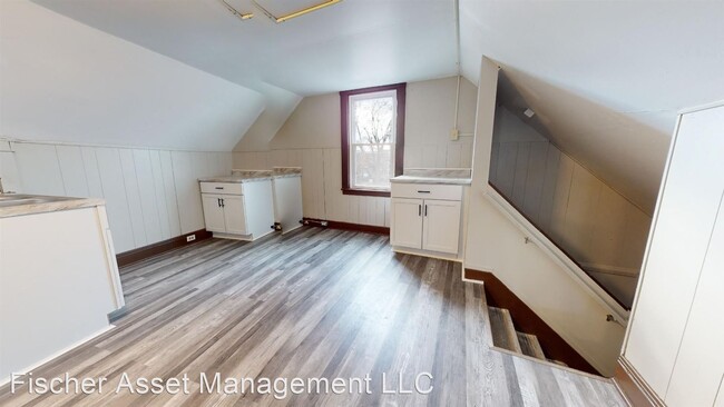 Building Photo - 1 br, 1 bath Apartment - 3210 West 98th St...