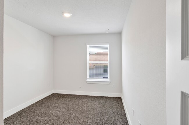 Building Photo - 3 bed gated community home with community ...