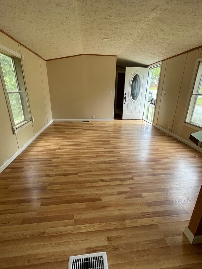 Building Photo - 395 Memory Ln