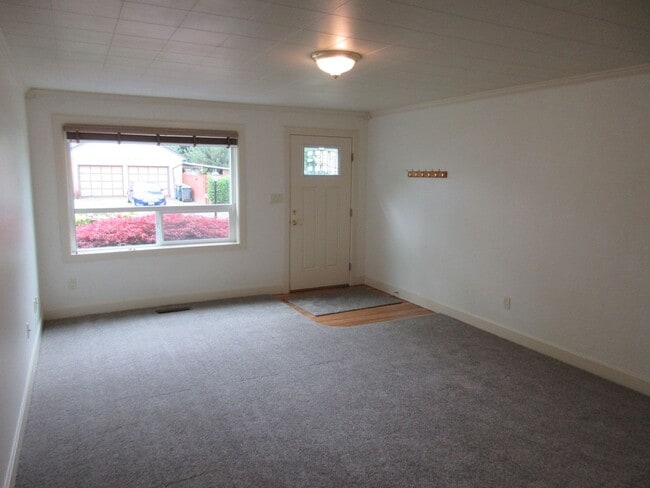 Building Photo - Three Bedroom Home in Keizer on corner lot