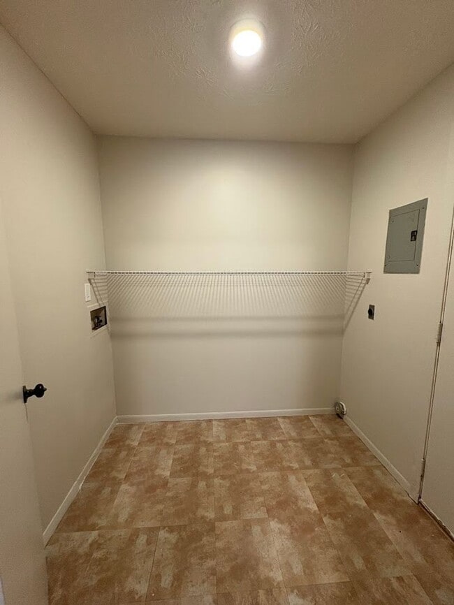 Building Photo - Two bedroom one bathroom duplex for rent