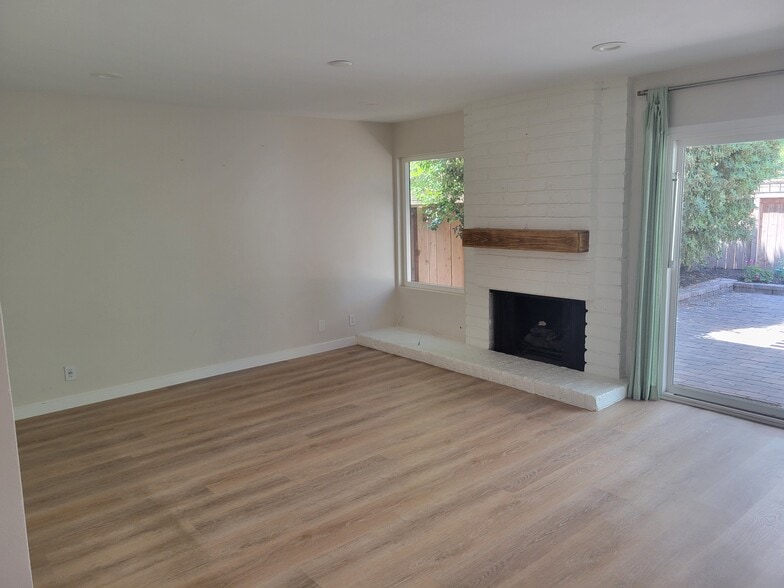 Building Photo - 11 Meadowsweet Way