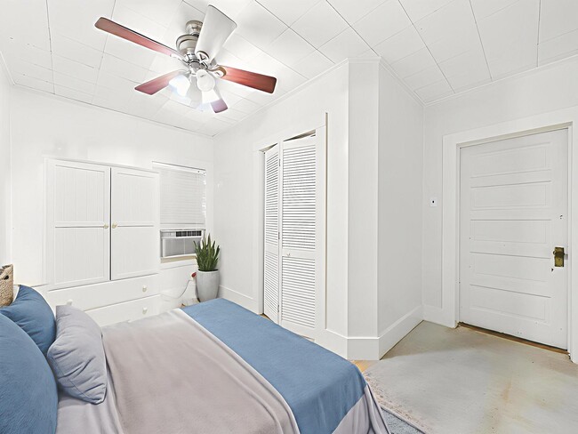 Building Photo - ATTENTION UL STUDENTS!!!!