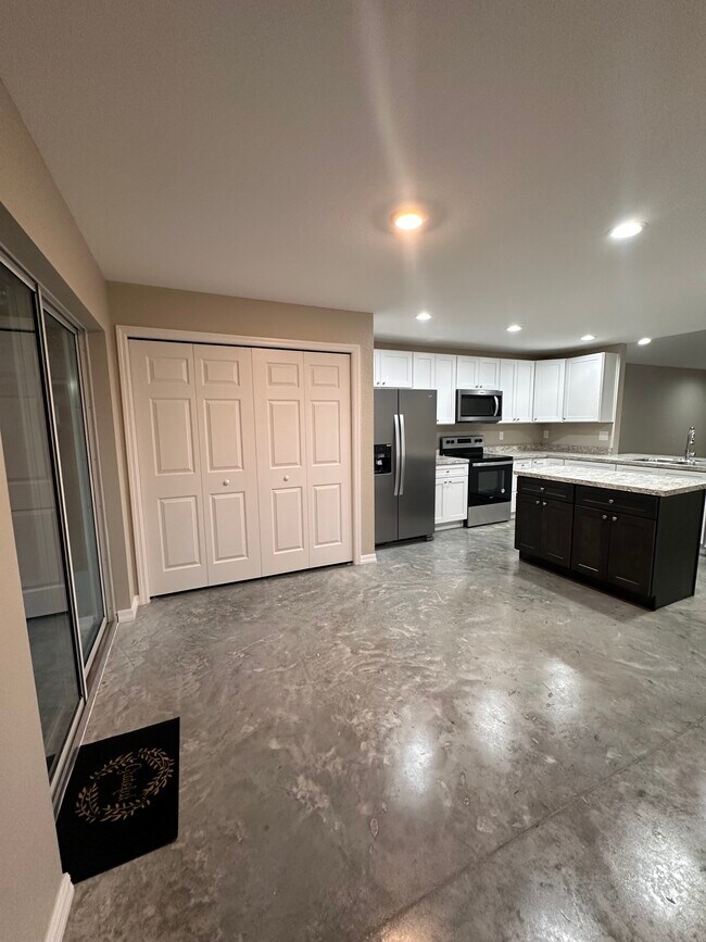 Building Photo - 442 Avenue A NE