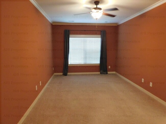 Building Photo - 4675 Cotswold Ln