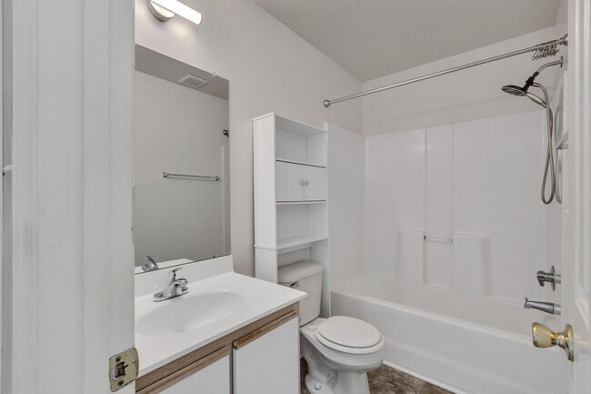 Building Photo - Townhome Close to Amenities!