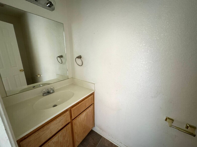 Building Photo - 3701 Ys Pak Ct