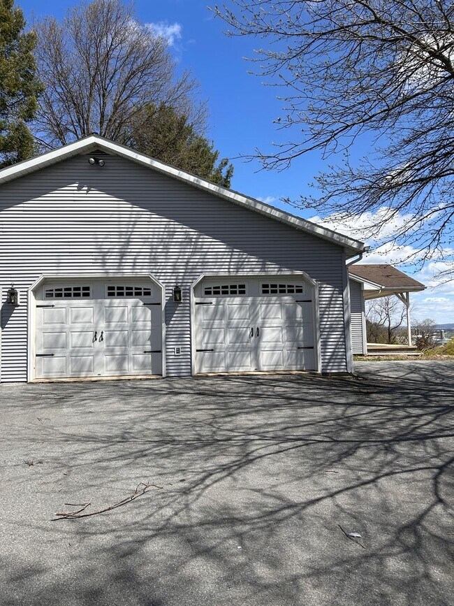 Building Photo - Spacious Ranch Home For Rent In Lititz