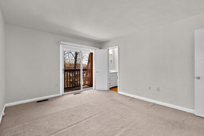 Building Photo - Updated 1800+ sq/ft 3 bdrm 2.5 bath end unit townhome