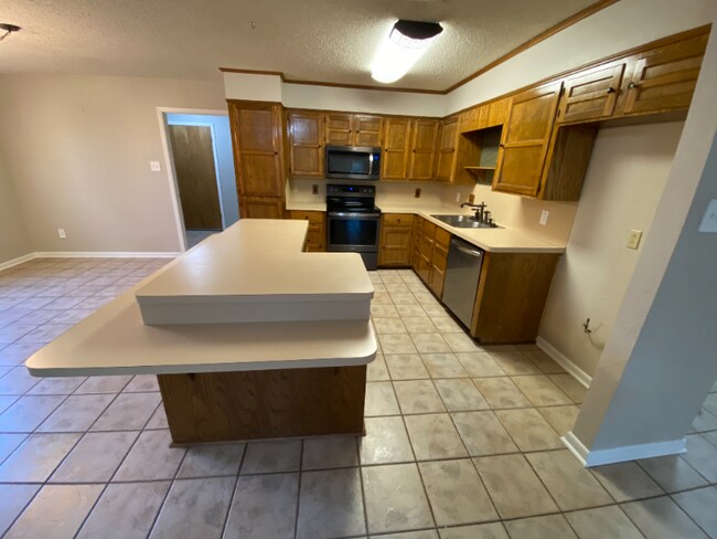 Building Photo - 3320 Lockhaven Dr