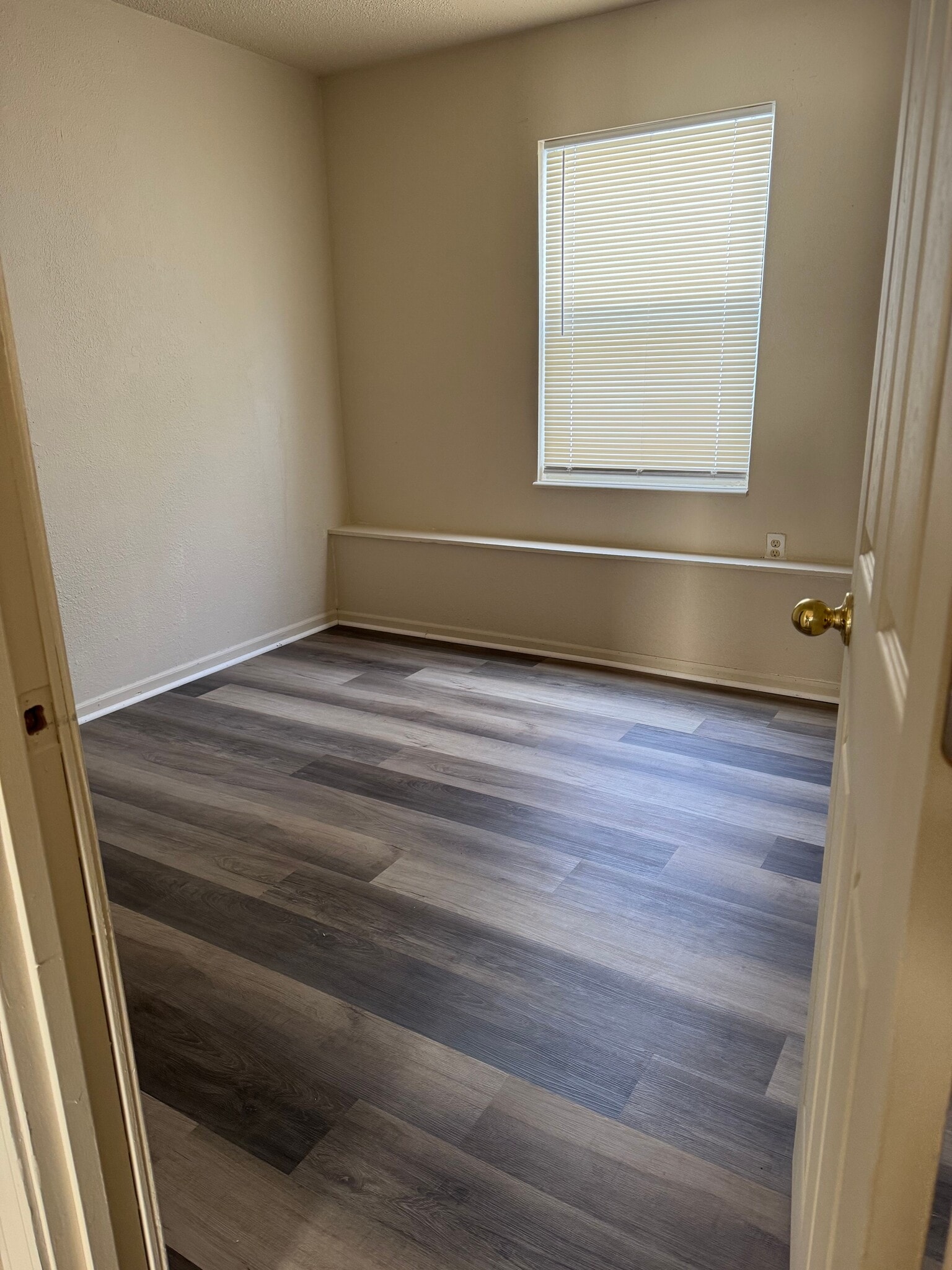 Building Photo - 1050 Plaza Ct N