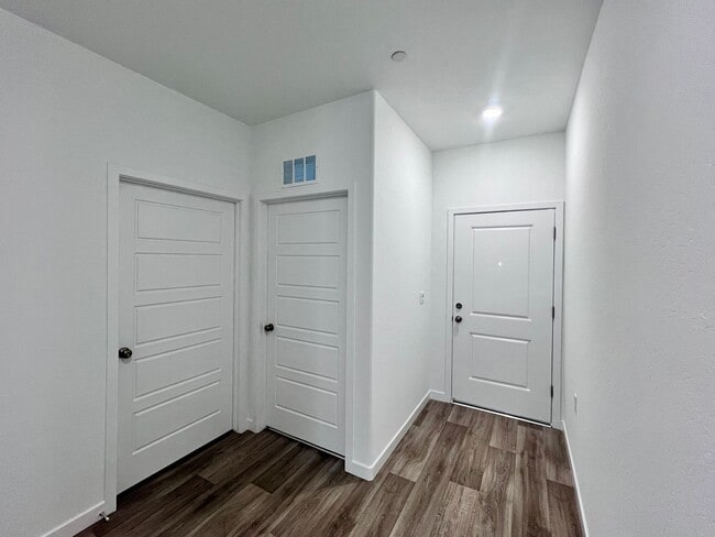 Building Photo - $3195.00 Ashlan & Highland, 5 Bedroom House - Buckingham Ave, Clovis - Solar Panels