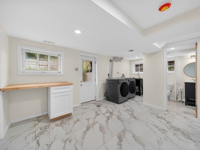 Building Photo - 4024 20th St NE