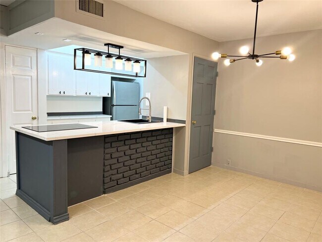 Building Photo - 2121 Fountain View Dr