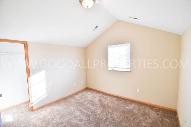 Building Photo - Spacious 3 Bedroom townhome with loft in Urbandale