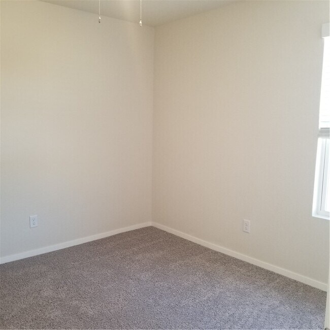 Building Photo - 1078 E Sparrow Cir