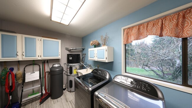 Building Photo - Studio - 1 Bath - Utilities Included - Shared Laundry