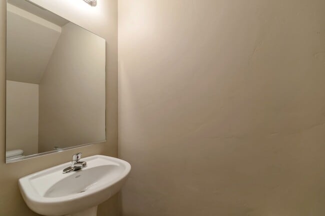 Building Photo - Amazing 2 Bed - 2.5 Bath Townhome in West Haven! Available NOW!